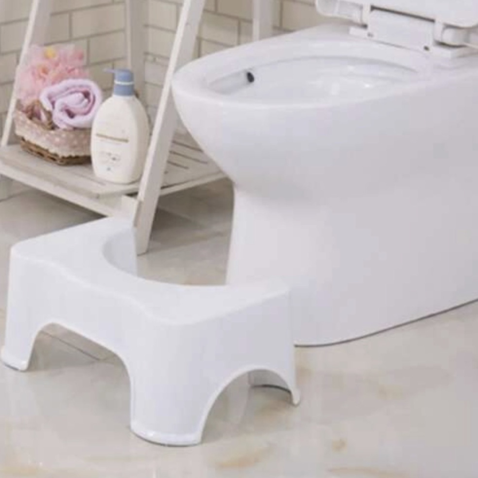 Ruhhy lábtartó a WC-csésze előtt, modern fürdőszobában